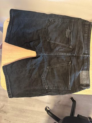 Pantalón corto negro Pull&Bear con rotos de diseño