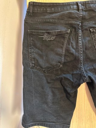 Pantalón corto negro Pull&Bear con rotos de diseño