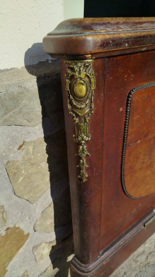 Cabecero de madera maciza con detalles metálicos