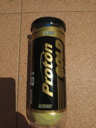 Raquetas de pádel y pelotas