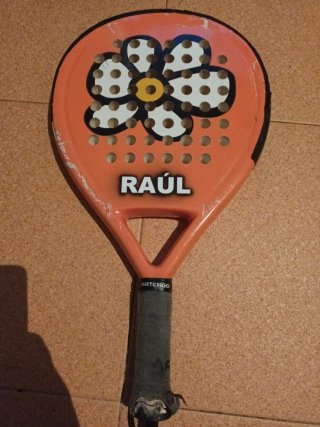 Raquetas de pádel y pelotas
