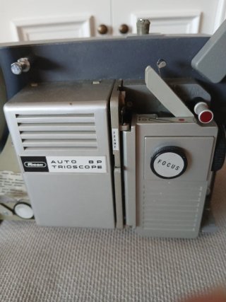 Proyector de cine gris