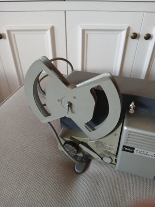 Proyector de cine gris