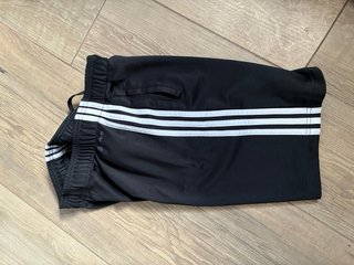 Pantaloneta Adidas Negra con Bolsillos