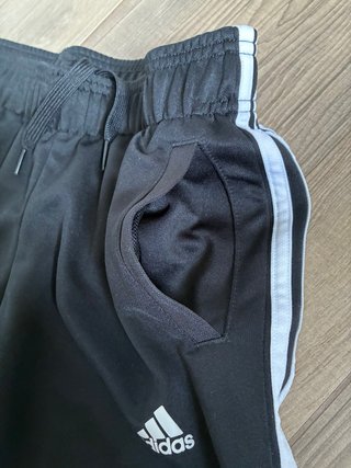 Pantaloneta Adidas Negra con Bolsillos