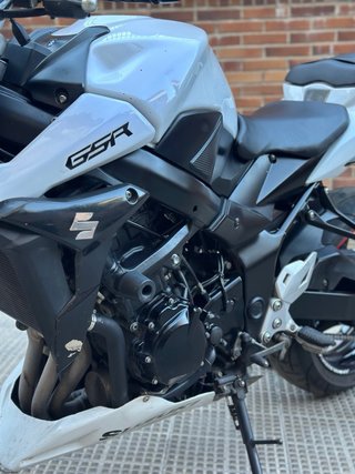 Suzuki GSR 750 Blanca