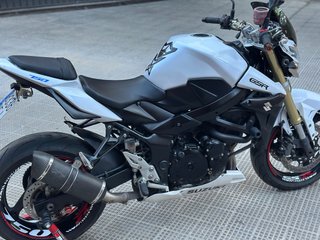 Suzuki GSR 750 Blanca
