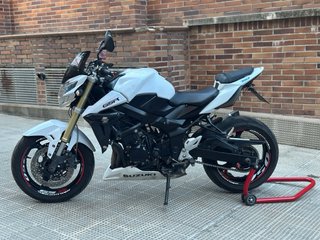Suzuki GSR 750 Blanca