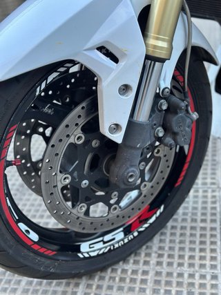 Suzuki GSR 750 Blanca