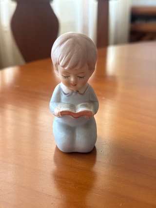 Figura niño rezando cerámica