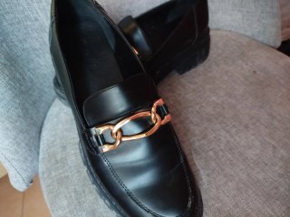 Zapatillas negras con detalle dorado