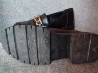 Zapatillas negras con detalle dorado