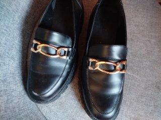 Zapatillas negras con detalle dorado