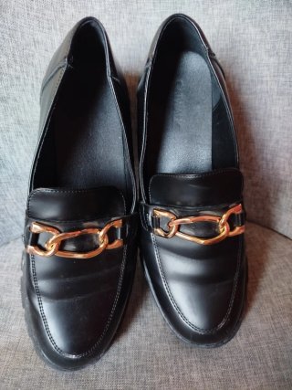 Zapatillas negras con detalle dorado