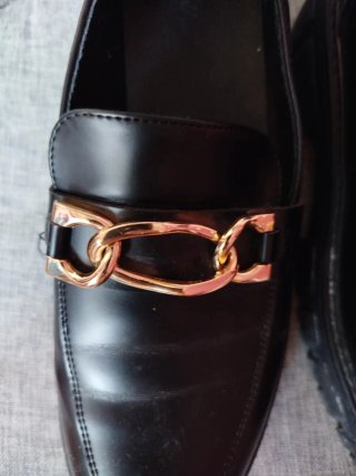 Zapatillas negras con detalle dorado