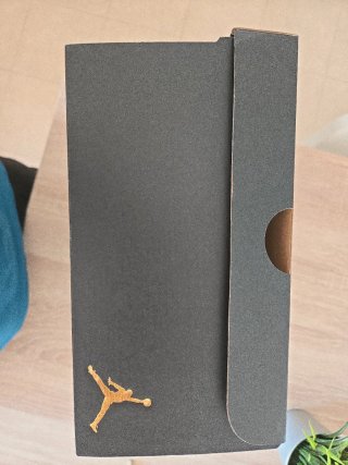 Caja Jordan Negra y Dorada