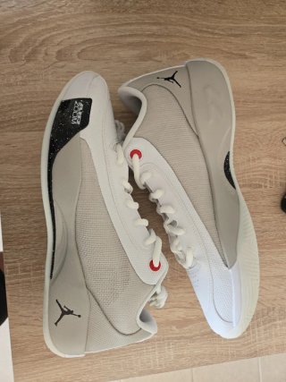 Caja Jordan Negra y Dorada