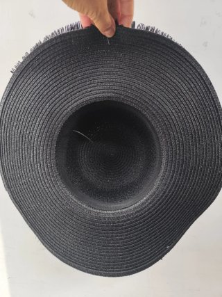 Cappello in raffia colore nero.