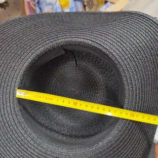 Cappello in raffia colore nero.
