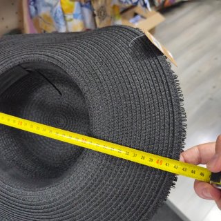 Cappello in raffia colore nero.