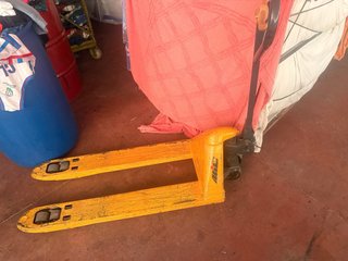 Transpaleta manual amarilla