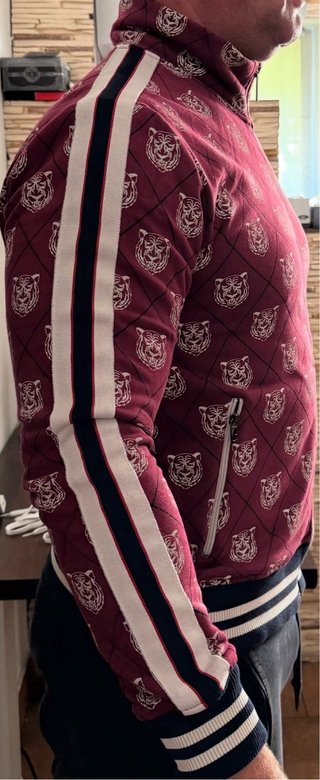 Chaqueta Gucci con cremallera y estampado