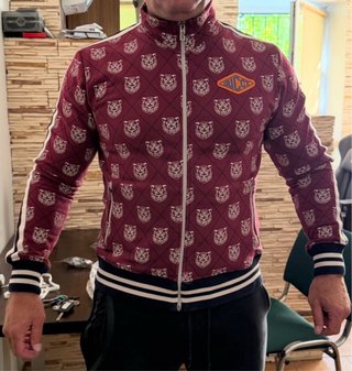 Chaqueta Gucci con cremallera y estampado