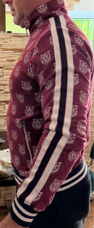 Chaqueta Gucci con cremallera y estampado