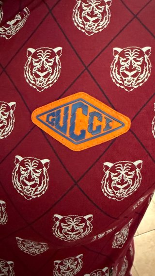 Chaqueta Gucci con cremallera y estampado
