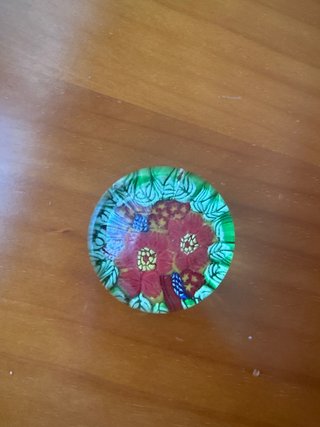 Pisapapeles de cristal con flores rojas