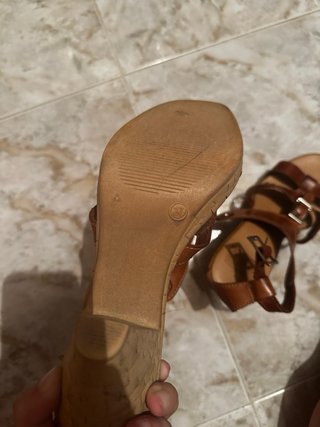 Sandalias tacón marrón cuero