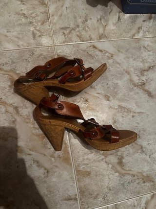 Sandalias tacón marrón cuero