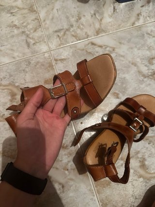 Sandalias tacón marrón cuero