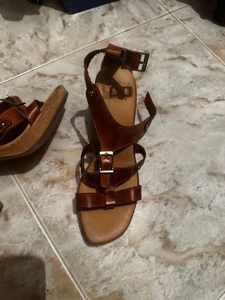 Sandalias tacón marrón cuero