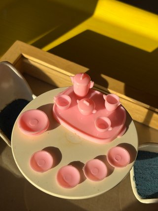 Set de té rosa para casa de muñecas