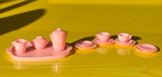 Set de té rosa para casa de muñecas