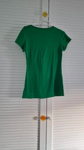 Camiseta verde con silueta mujer