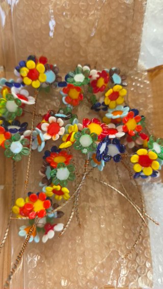 Fiori artigianali in filo colorati
