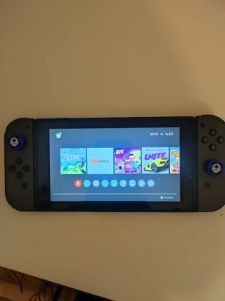Nintendo Switch + Zelda + 4 Joy-Con