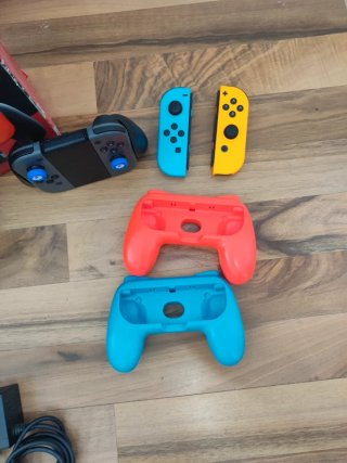 Nintendo Switch + Zelda + 4 Joy-Con