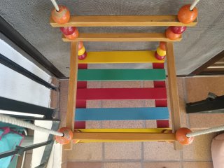 Columpio infantil de madera multicolor