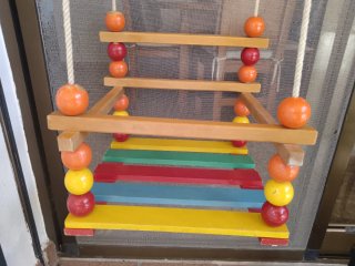 Columpio infantil de madera multicolor