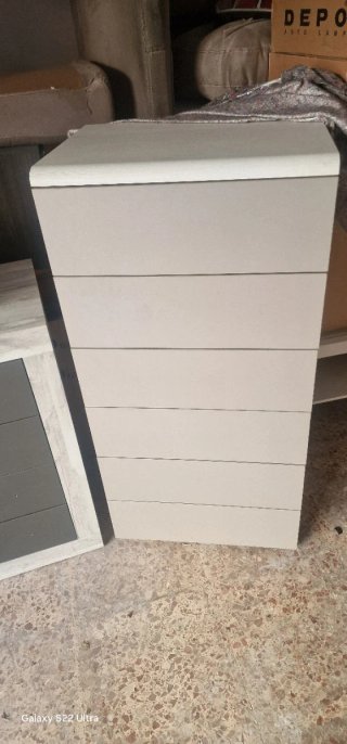Cómoda de 5 cajones gris claro precio negociable