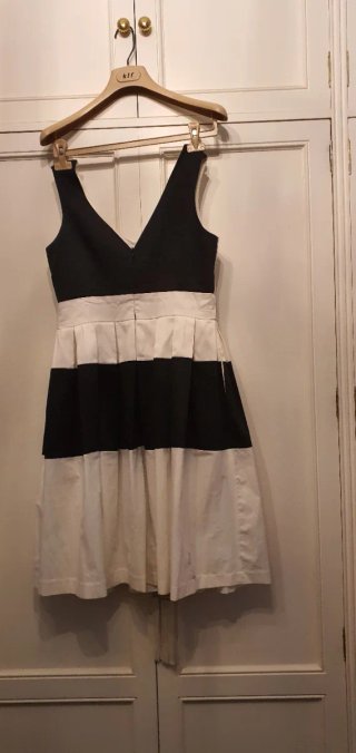 Vestido blanco y negro con vuelo