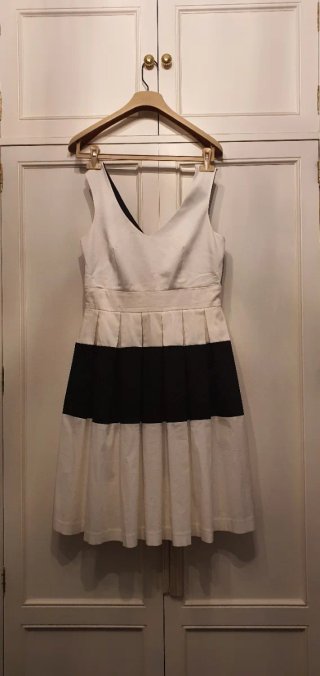 Vestido blanco y negro con vuelo