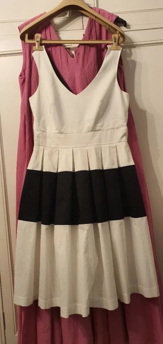 Vestido blanco y negro con vuelo