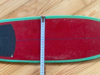 Tabla de skate roja y azul
