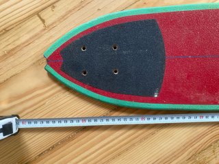 Tabla de skate roja y azul