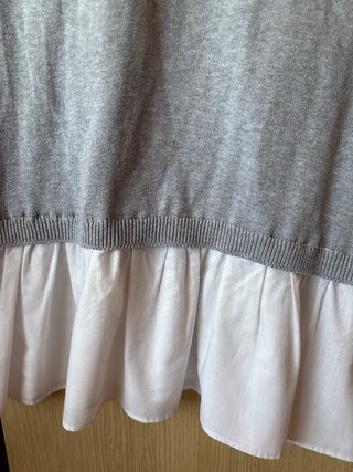Jersey gris con falda blanca