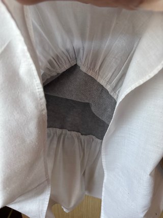 Jersey gris con falda blanca
